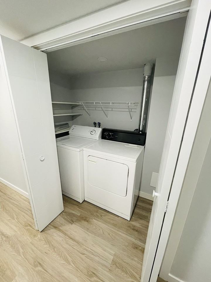 18B Inverness Close Se - Photo 3 of 12