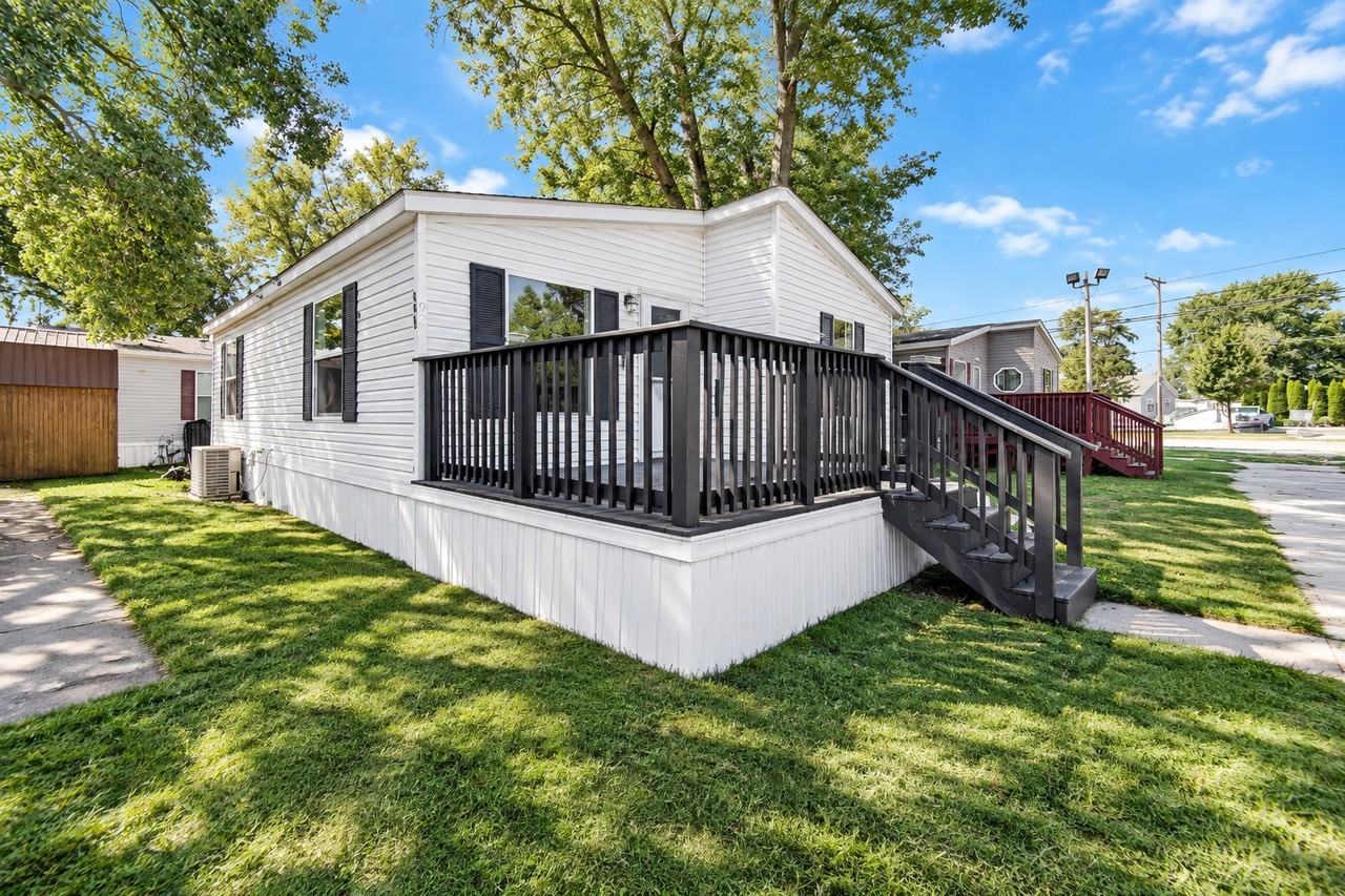 3601 Sheffield Ave - Photo 3 of 26