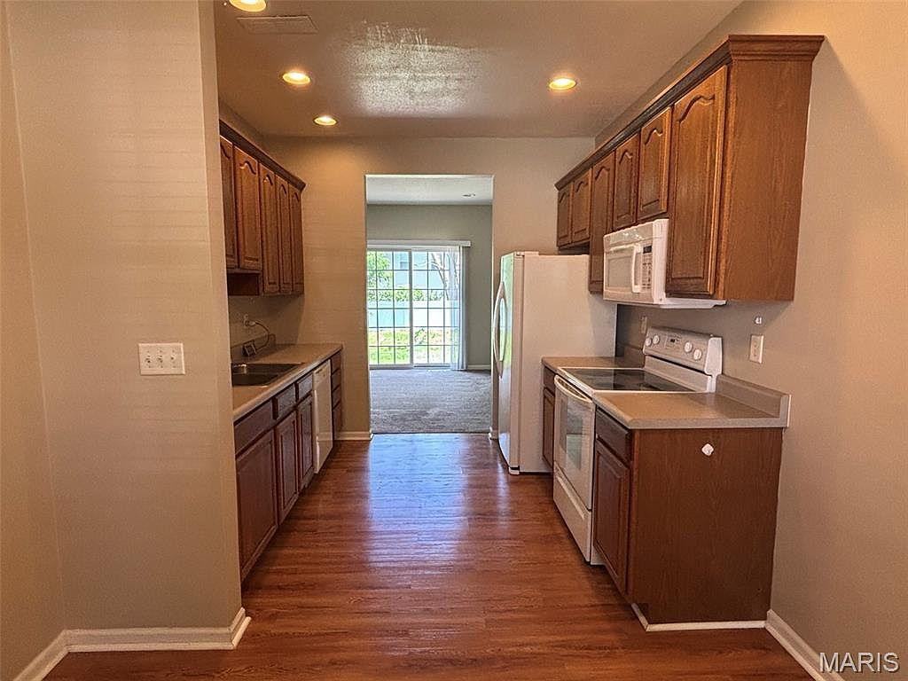 745 Erika St - Photo 4 of 11