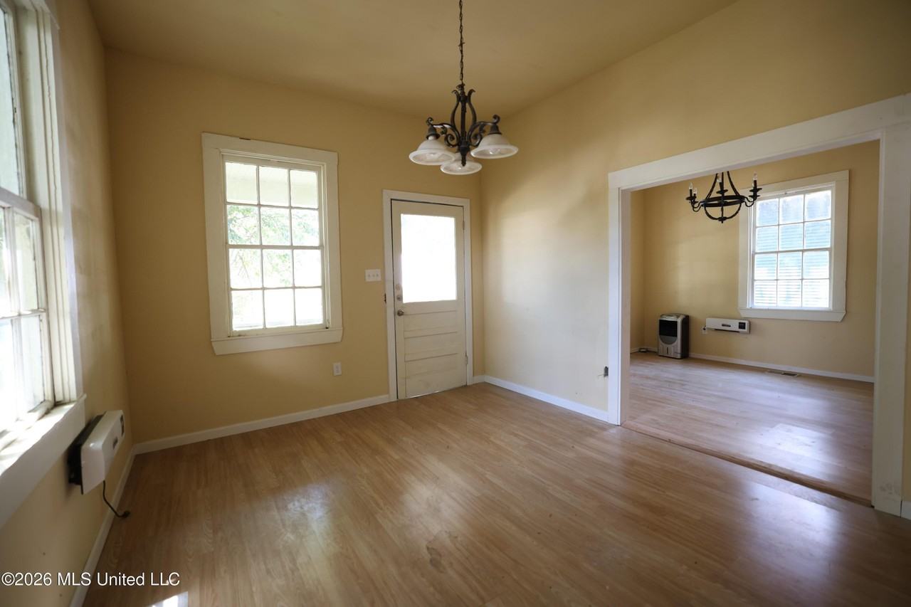 207 Saint Mary St - Photo 4 of 27