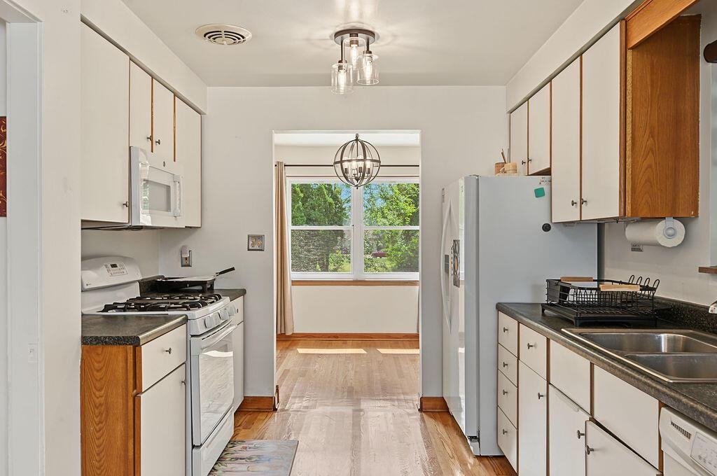 1338 35th St - Photo 5 of 32