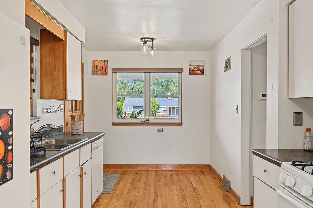 1338 35th St - Photo 7 of 32