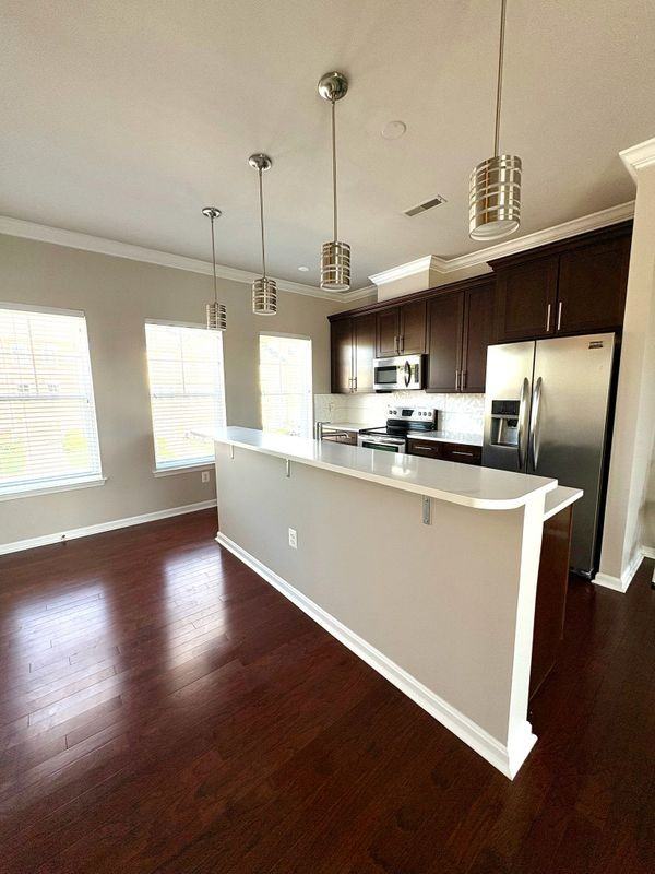405 Woodcrest Dr Se - Photo 3 of 25