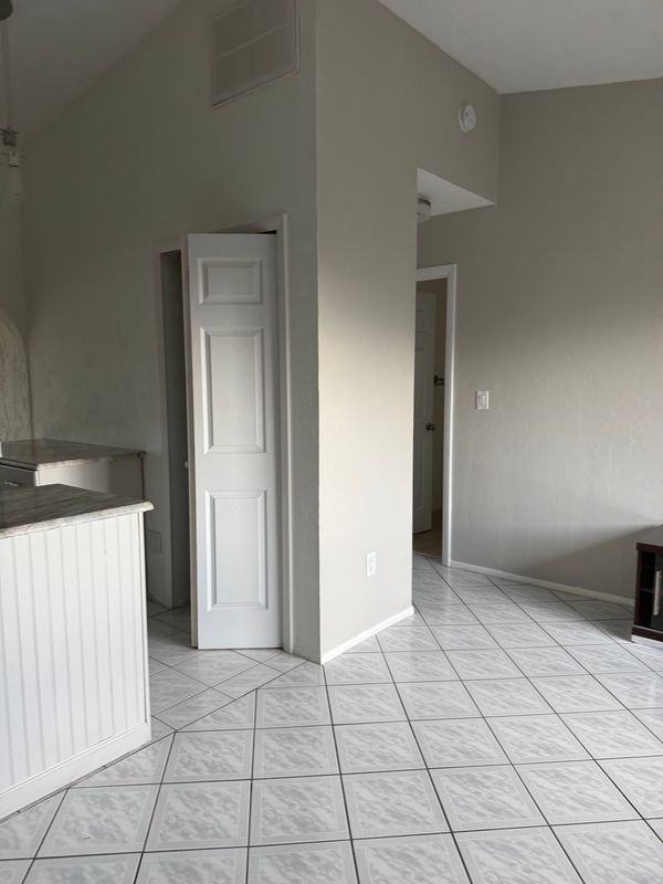 1219 Se 23rd Pl ##8 - Photo 2 of 20