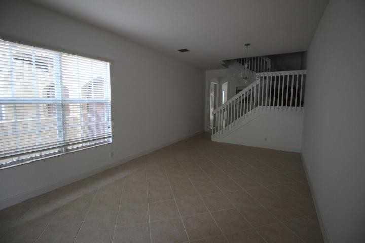 2812 Eagle Rock Circle 2 - Photo 2 of 5