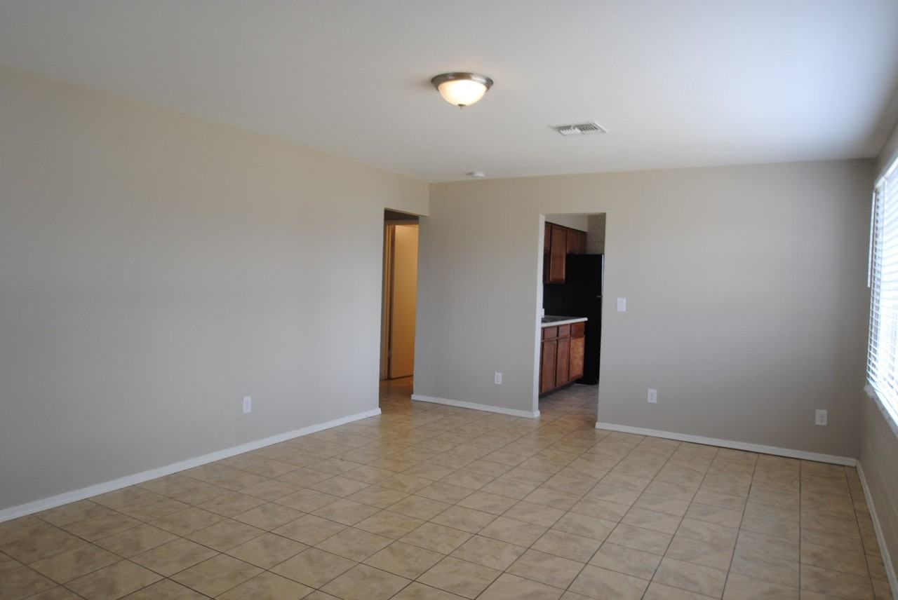 2745 W Hazelwood St - Photo 3 of 9