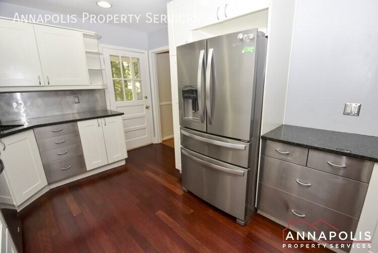 300 S Cherry Grove Ave - Photo 3 of 35