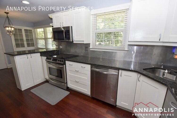 300 S Cherry Grove Ave - Photo 4 of 35