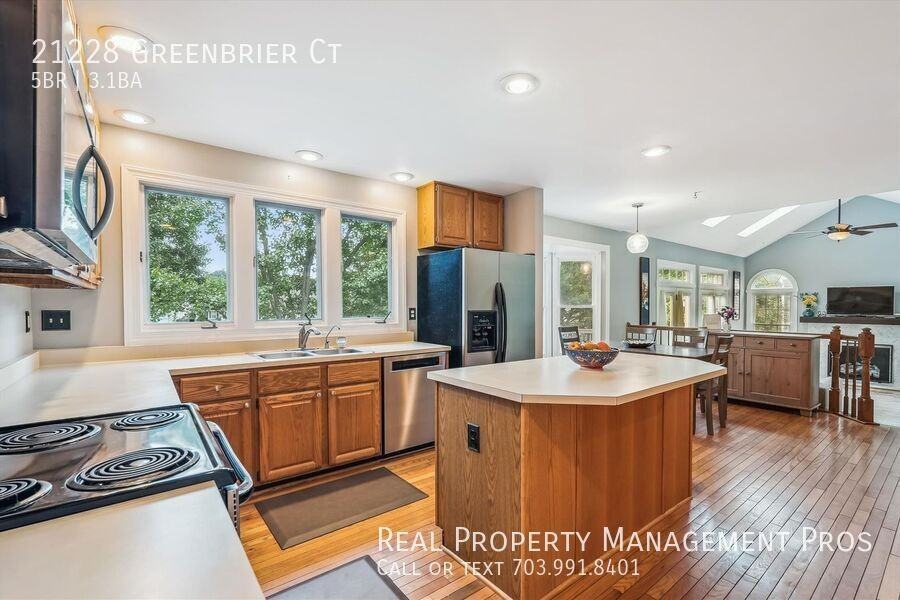 21228 Greenbrier Ct - Photo 4 of 50