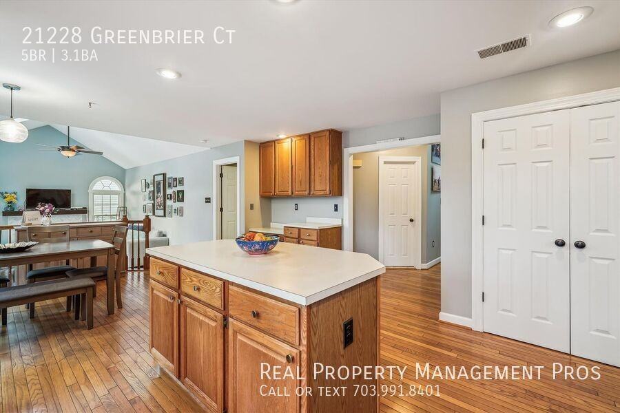 21228 Greenbrier Ct - Photo 5 of 50