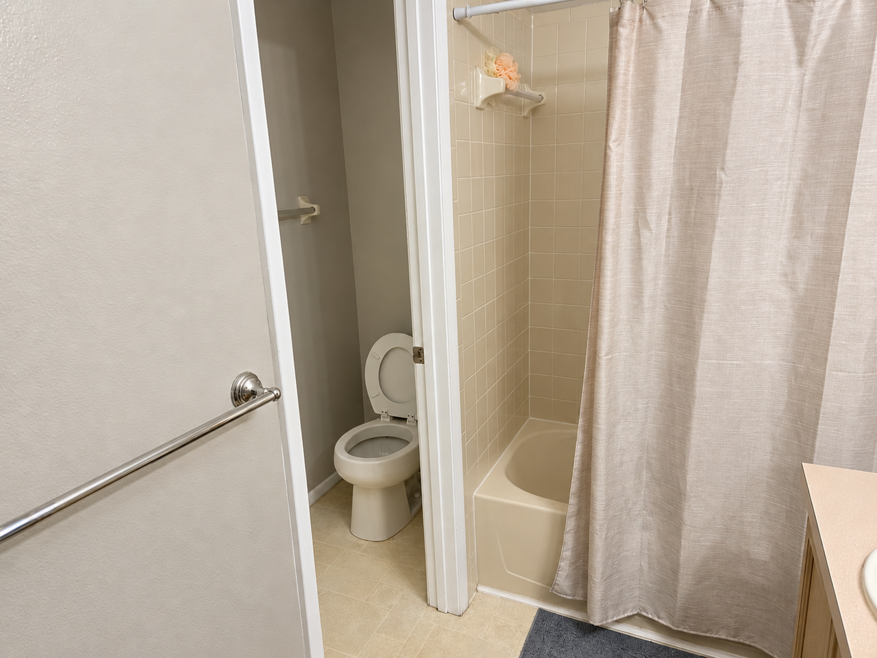 637 Kensington Lake Cir #NA - Photo 4 of 9