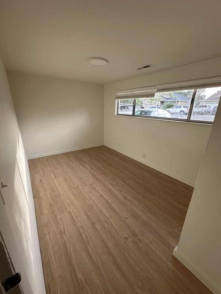 966 N Main St #B - Photo 4 of 22