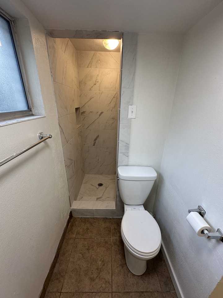 966 N Main St #B - Photo 5 of 22