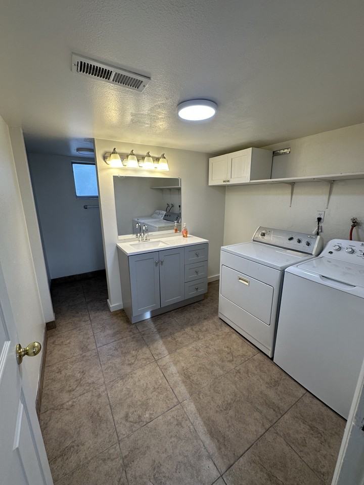 966 N Main St #B - Photo 7 of 22