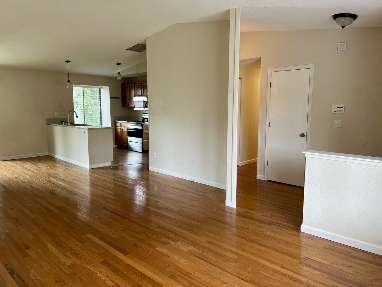 702 Century Ct Ne #NA - Photo 5 of 16