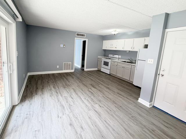 8360 12th St N - Photo 2 of 12