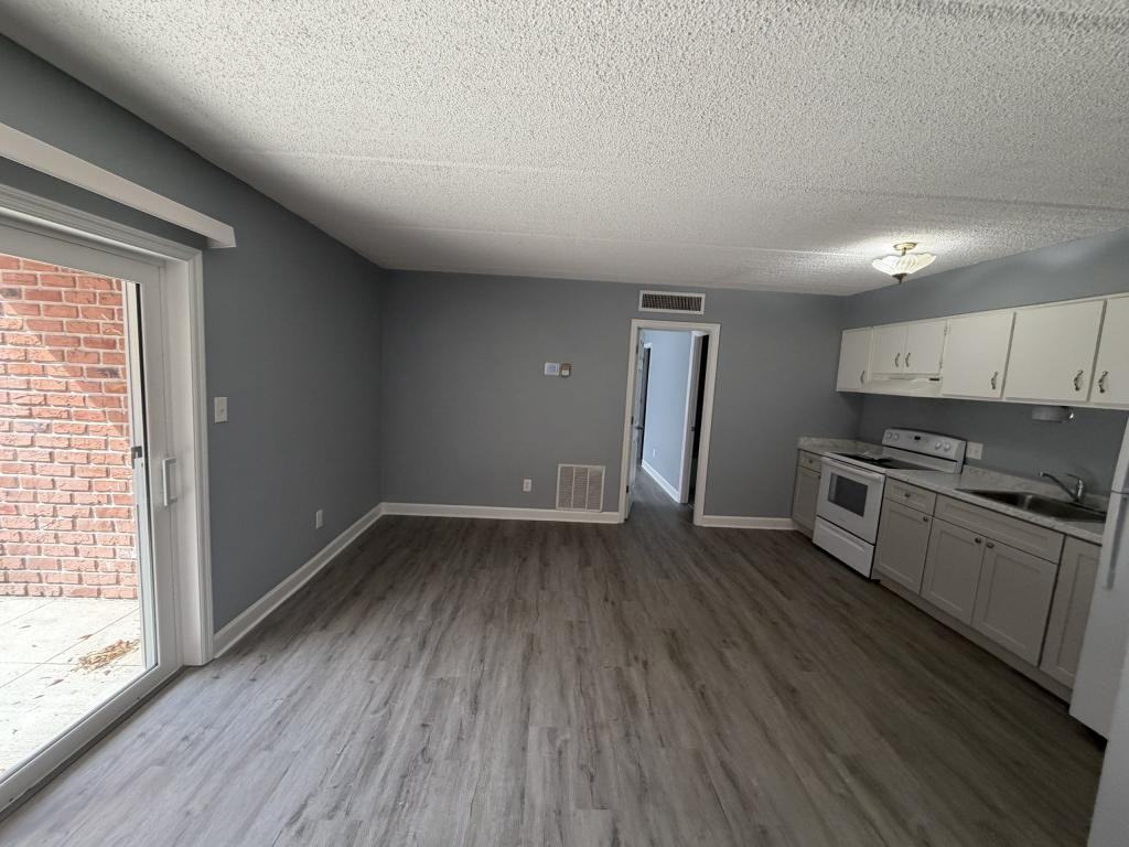 8360 12th St N - Photo 3 of 12