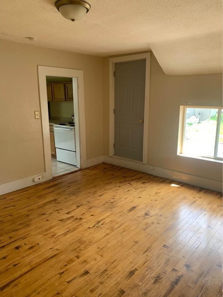640 1/2 Broadway St - Photo 5 of 8