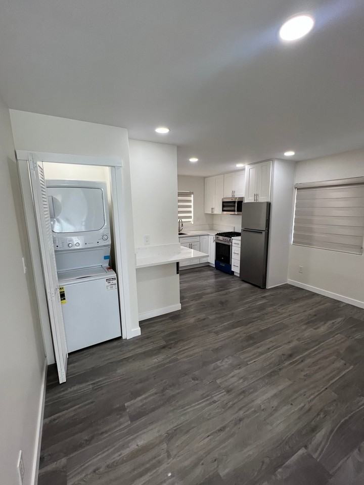 214 E Park Ave #B - Photo 3 of 13