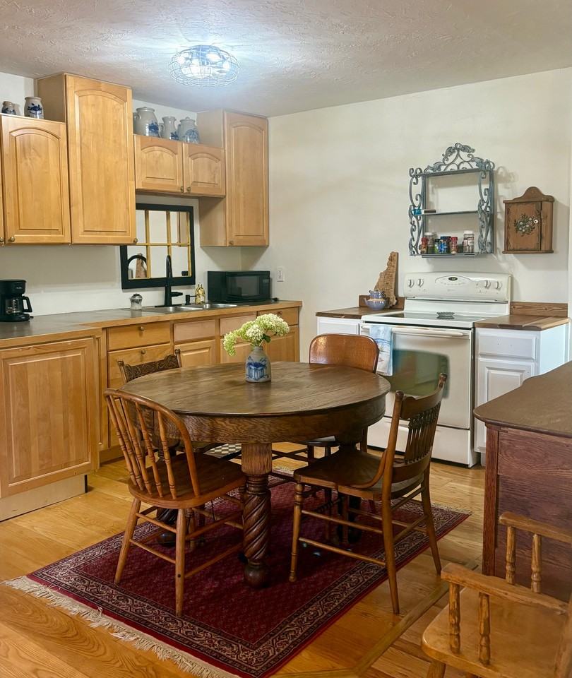 220 Slade Ave #B - Photo 5 of 12
