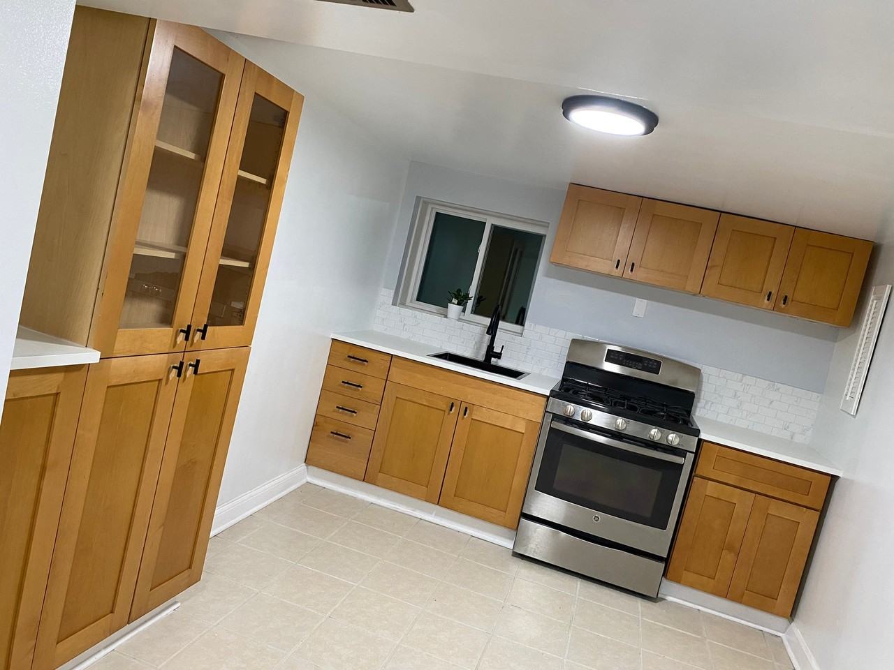 5425 W Eddy St - Photo 2 of 6