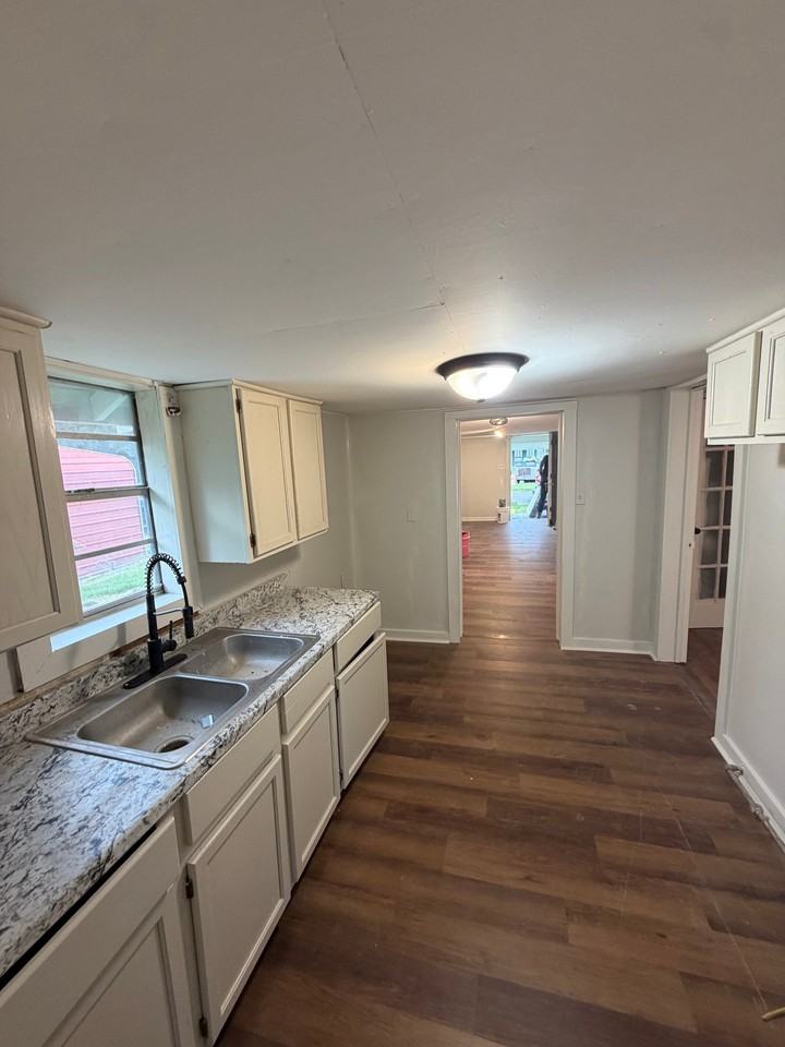 1312 W 6th St - Photo 2 of 11
