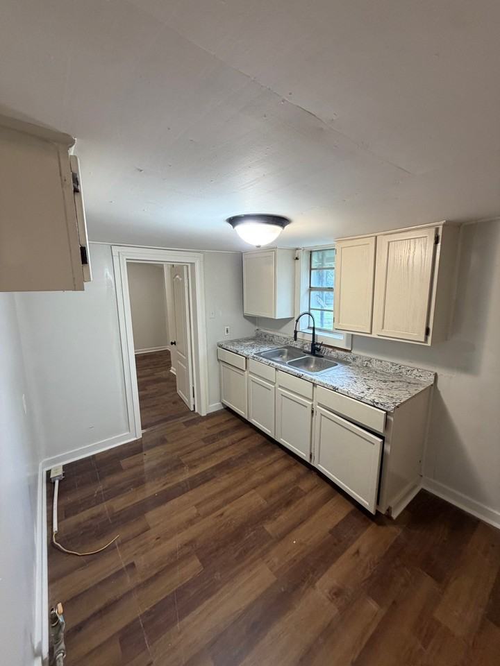 1312 W 6th St - Photo 3 of 11