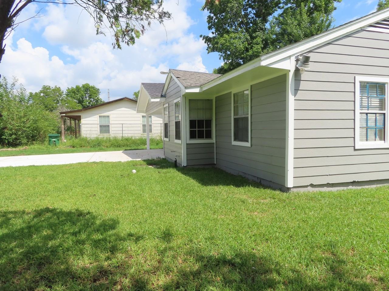 705 Baca St - Photo 2 of 6