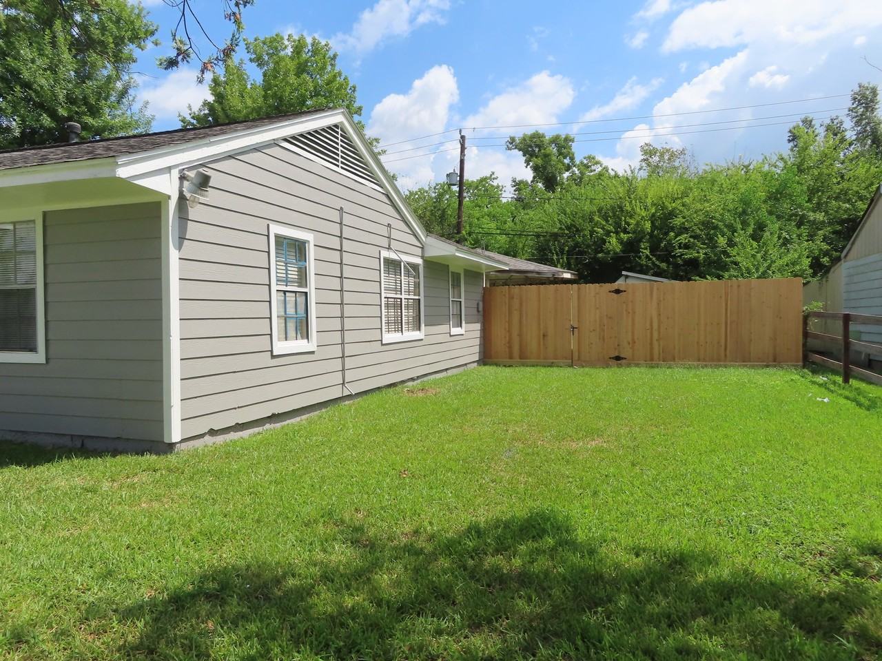705 Baca St - Photo 3 of 6