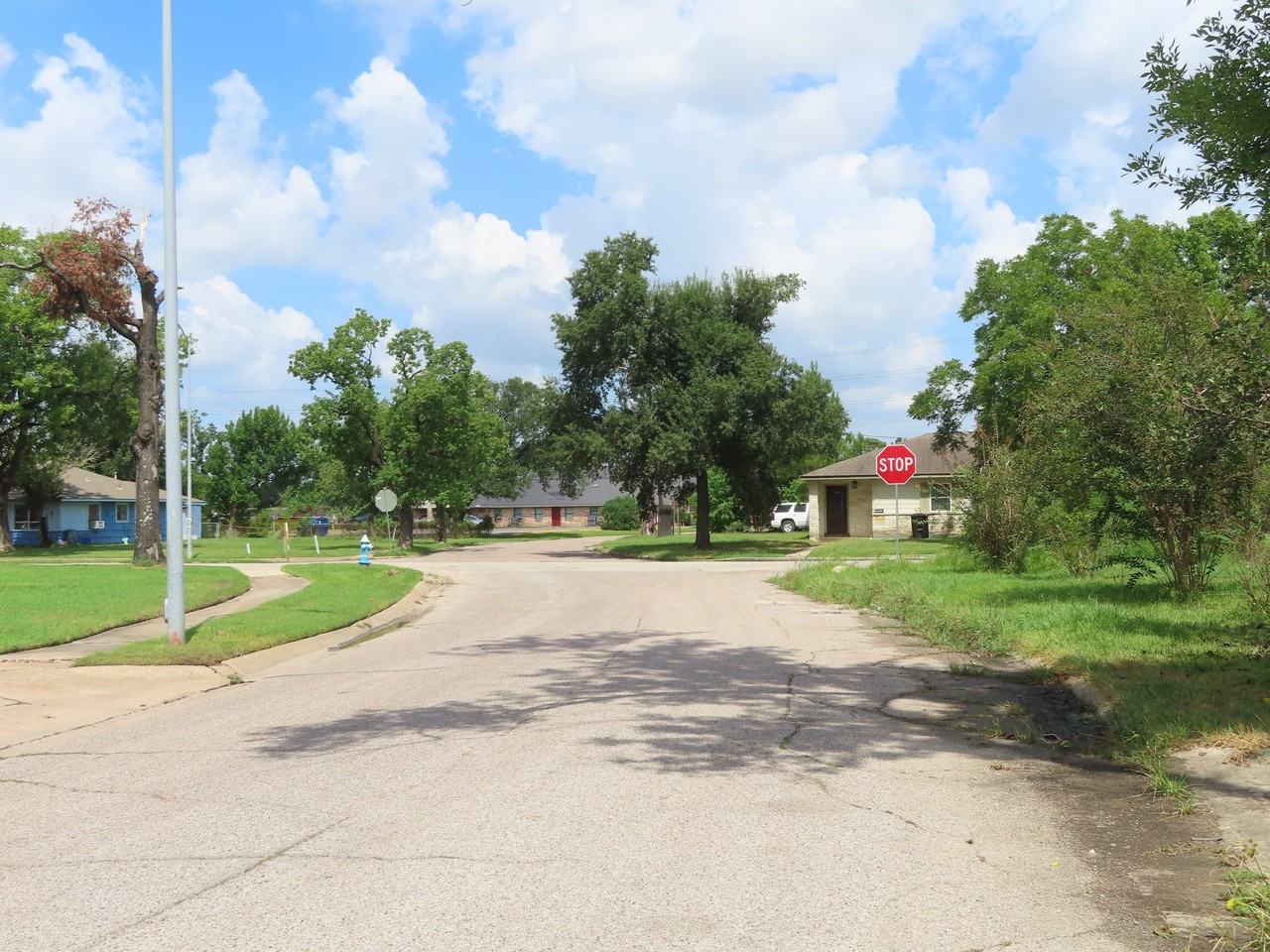 705 Baca St - Photo 5 of 6