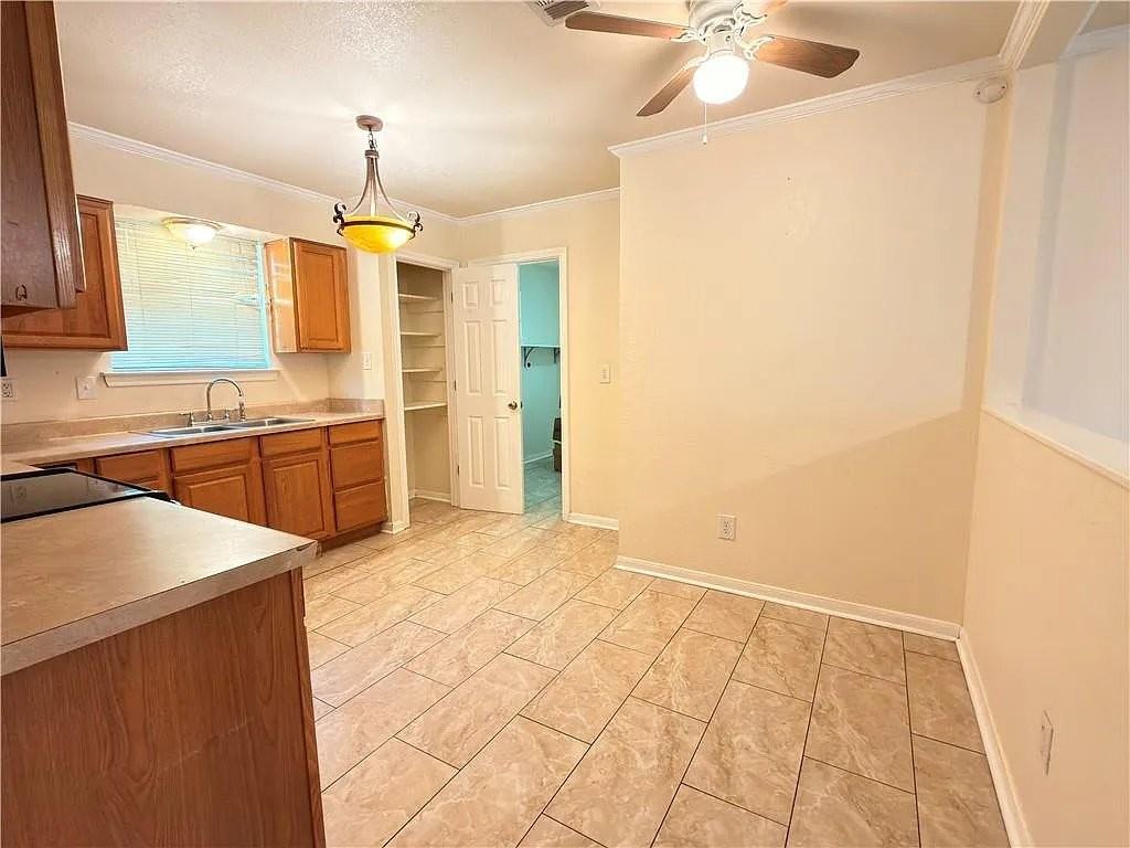 3236 Reine Ave - Photo 5 of 18