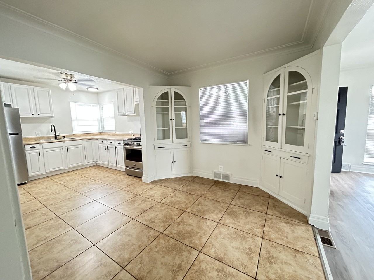 516 S Main St - Photo 5 of 10