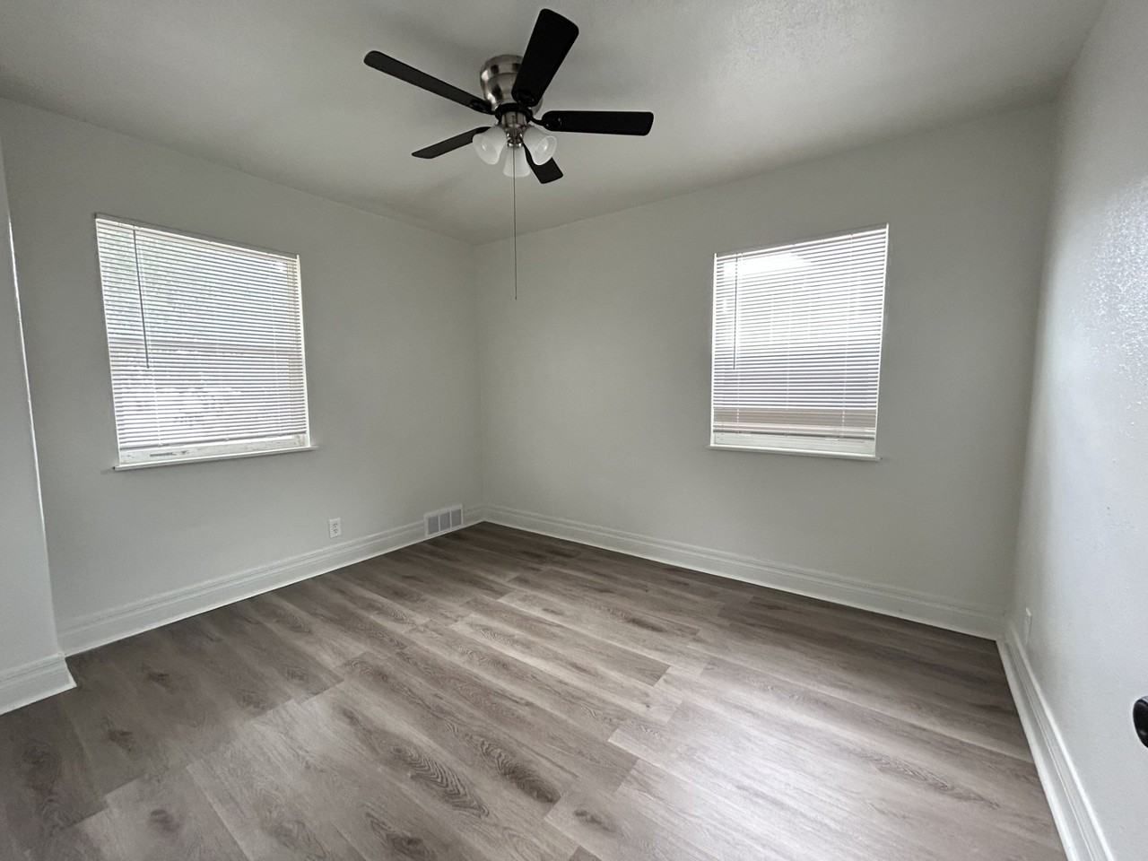 516 S Main St - Photo 7 of 10