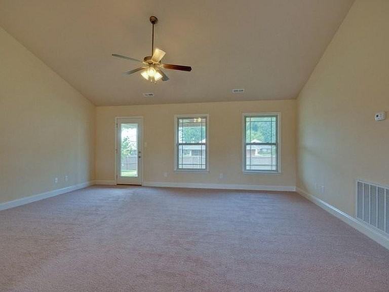 207 Healey Dr - Photo 5 of 16