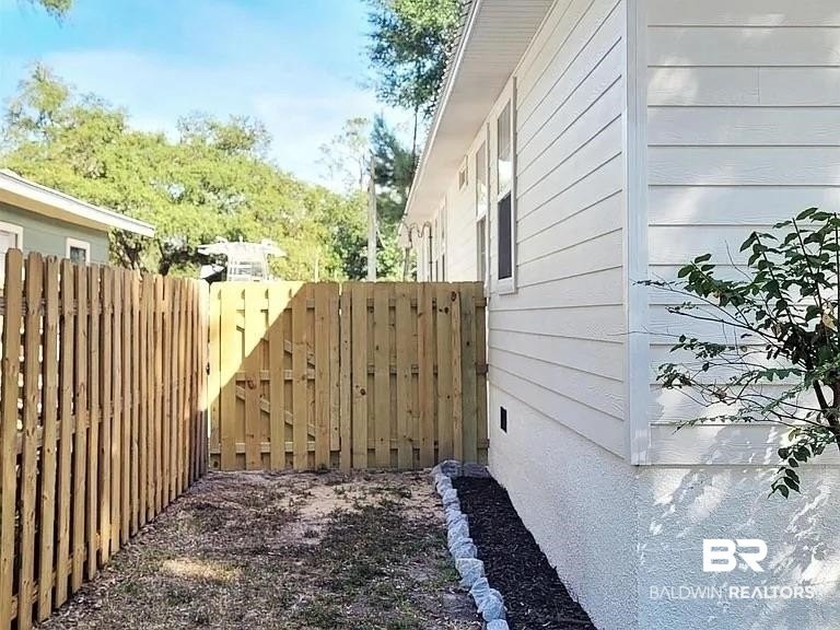 5255 Pine Rd - Photo 3 of 35
