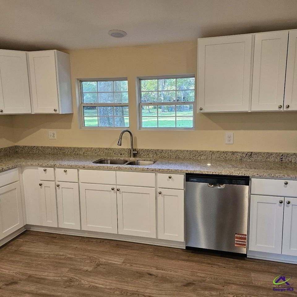 1196 Hendrick Rd - Photo 5 of 34