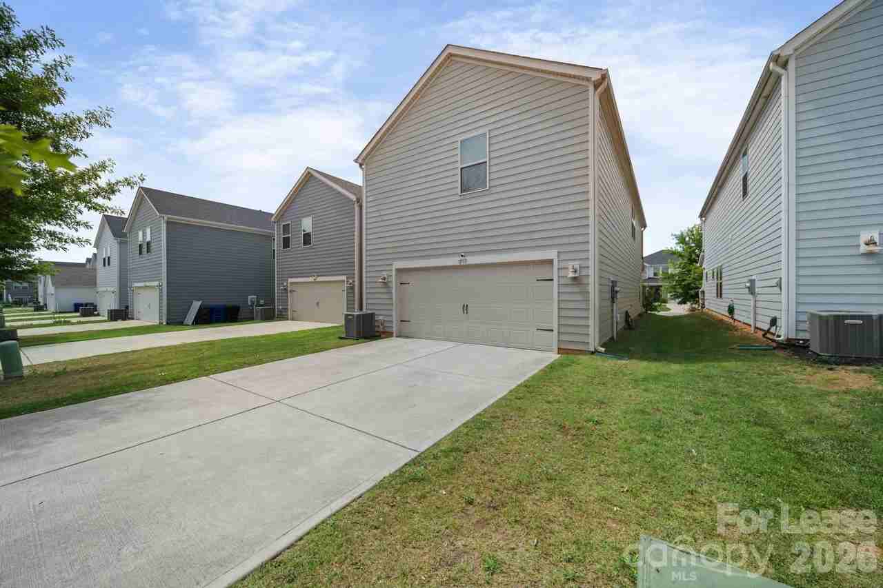 11913 Silverheel Ln - Photo 5 of 45