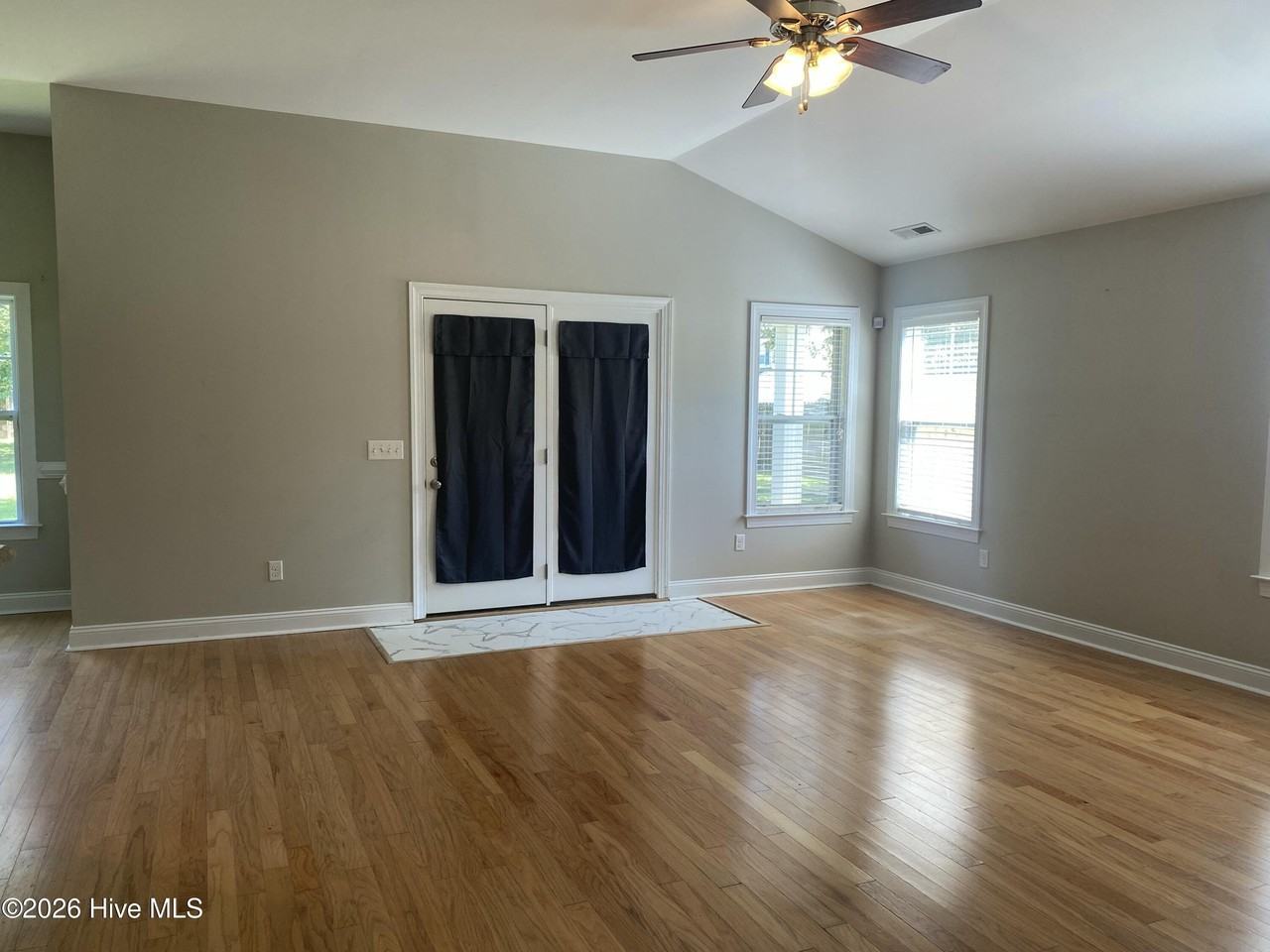 300 Sun St - Photo 5 of 23