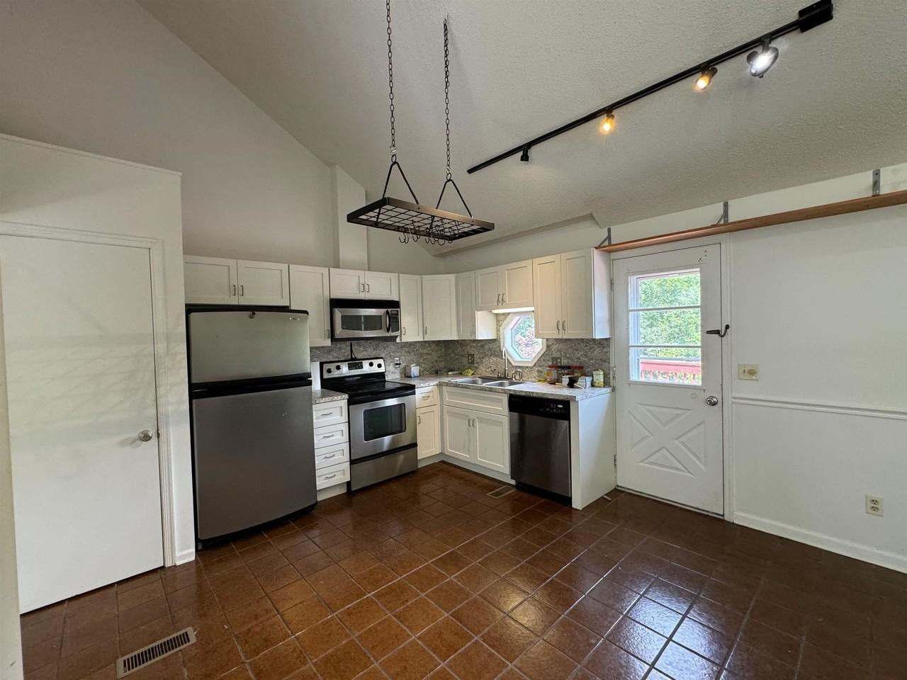 200 Alleghany Dr - Photo 5 of 35