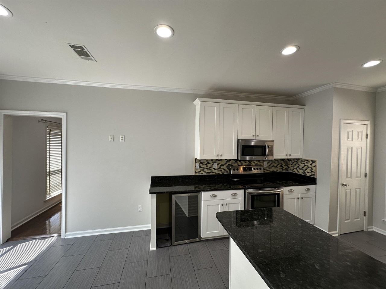 1054 Island Dr - Photo 5 of 16