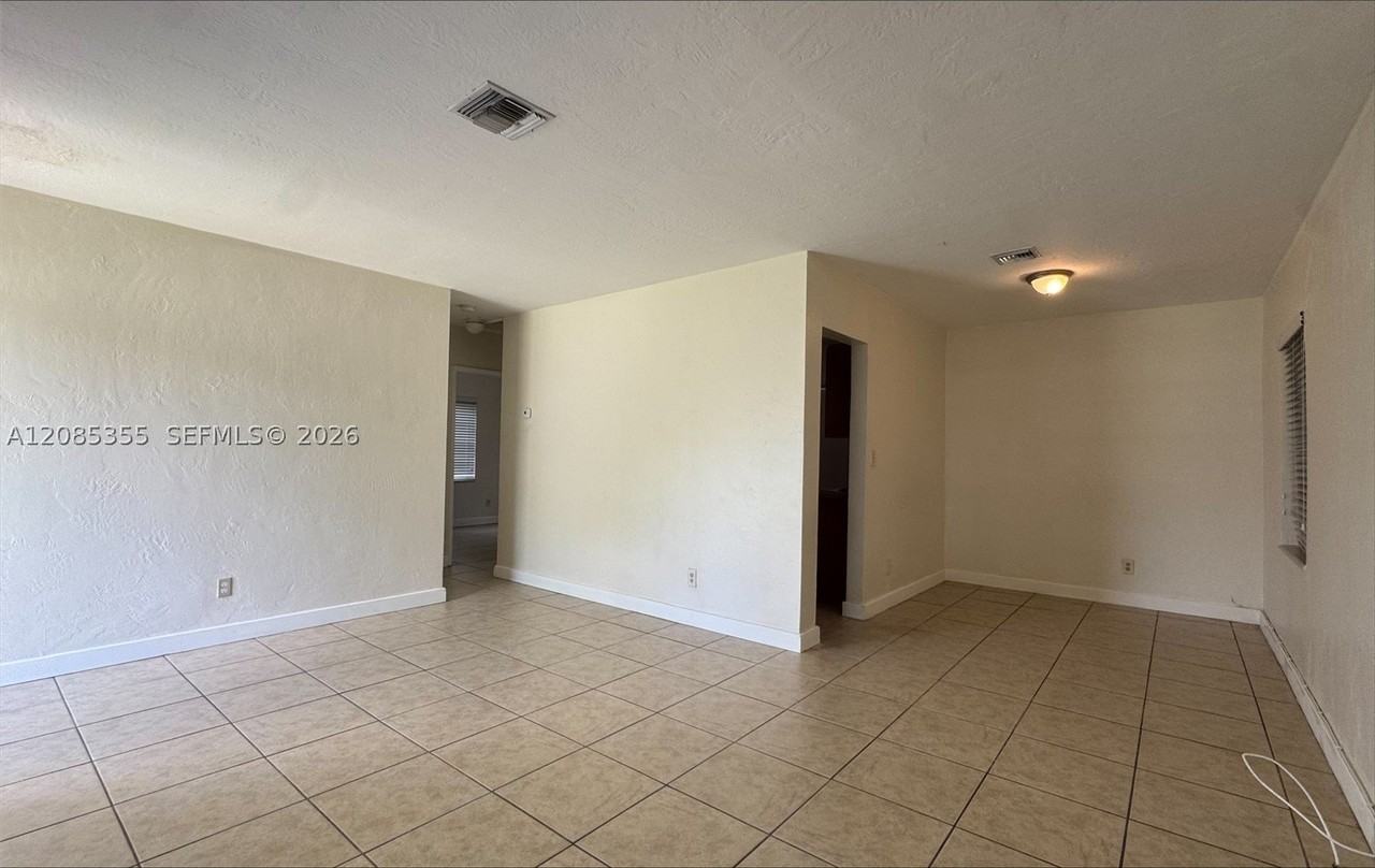 1320 Nw 87th St - Photo 5 of 11