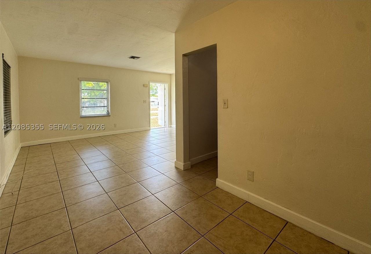 1320 Nw 87th St - Photo 6 of 11