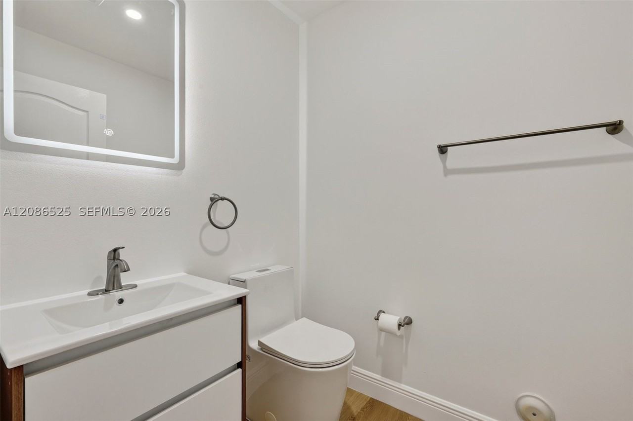 11115 W Okeechobee Rd #118 - Photo 7 of 33