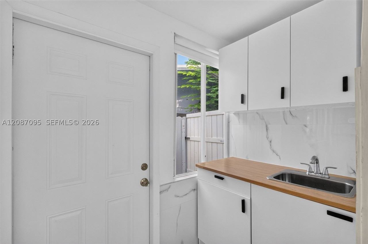 1055 Sw 12th St #1 - Photo 6 of 24