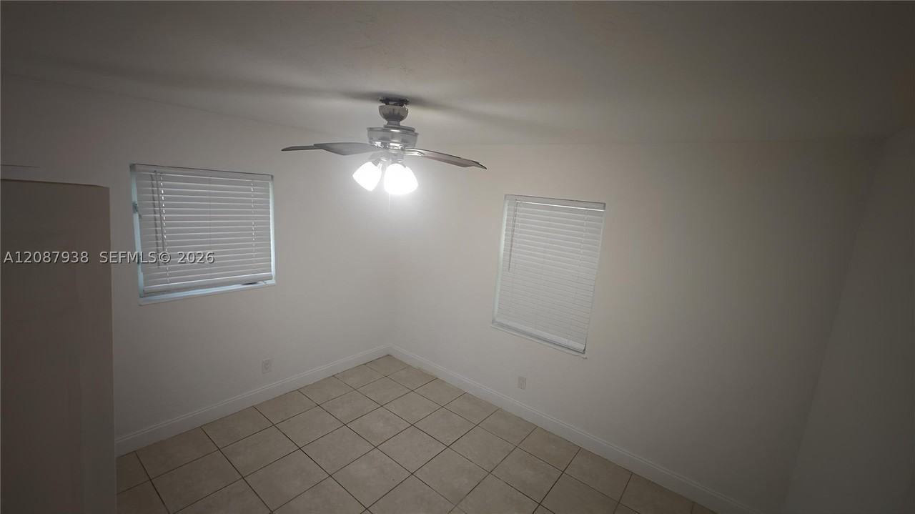 2643 Nw 10th St - Photo 3 of 7