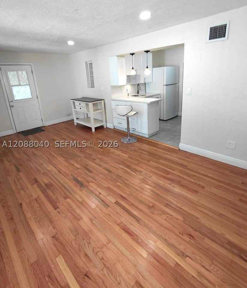 1623 Plunkett St #W - Photo 3 of 18