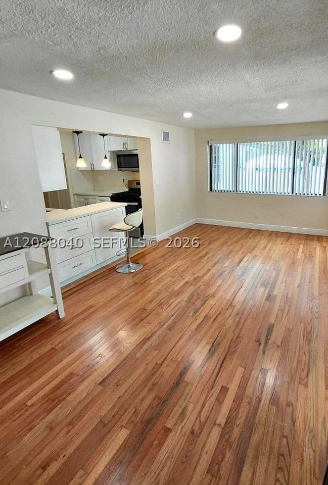 1623 Plunkett St #W - Photo 4 of 18