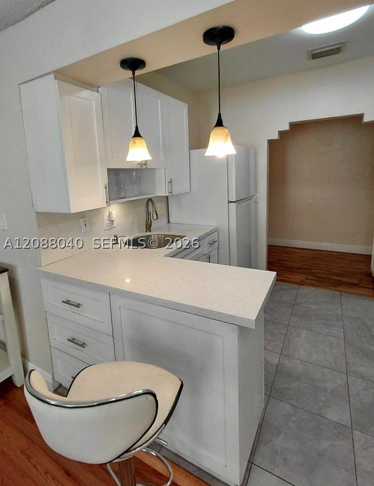 1623 Plunkett St #W - Photo 5 of 18