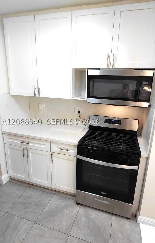 1623 Plunkett St #W - Photo 6 of 18