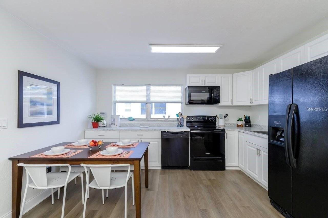 1297 13th St - Photo 2 of 11